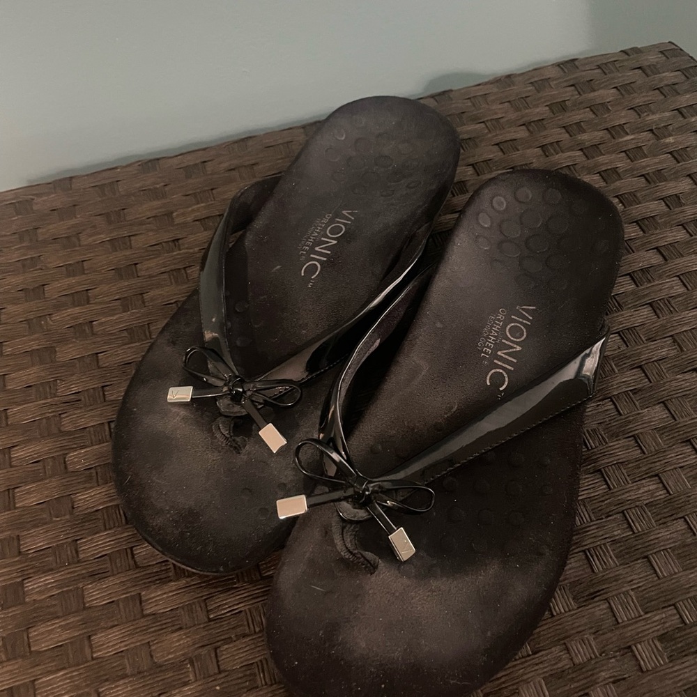 Vionic Women's Black Flip-Flop Sandals